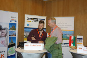 két férfi beszélget pocket guide