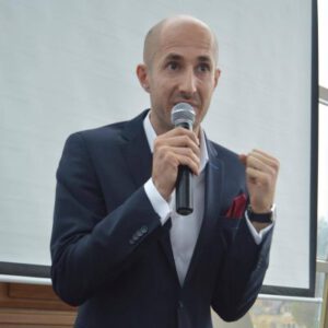 előadást tartó férfi