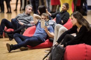 babzsákon ülő emberek