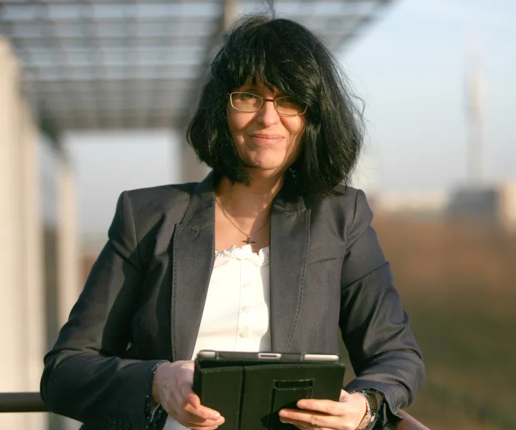 fekete hajú középkorú nő