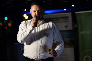 előadást tartó férfi