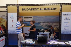 két ember beszélget